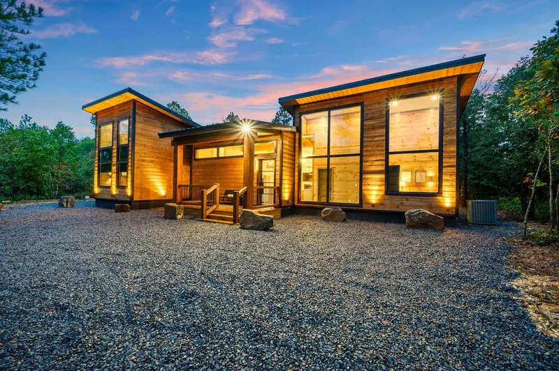 Creekside Siesta Luxury Cabin with Flowing Creek